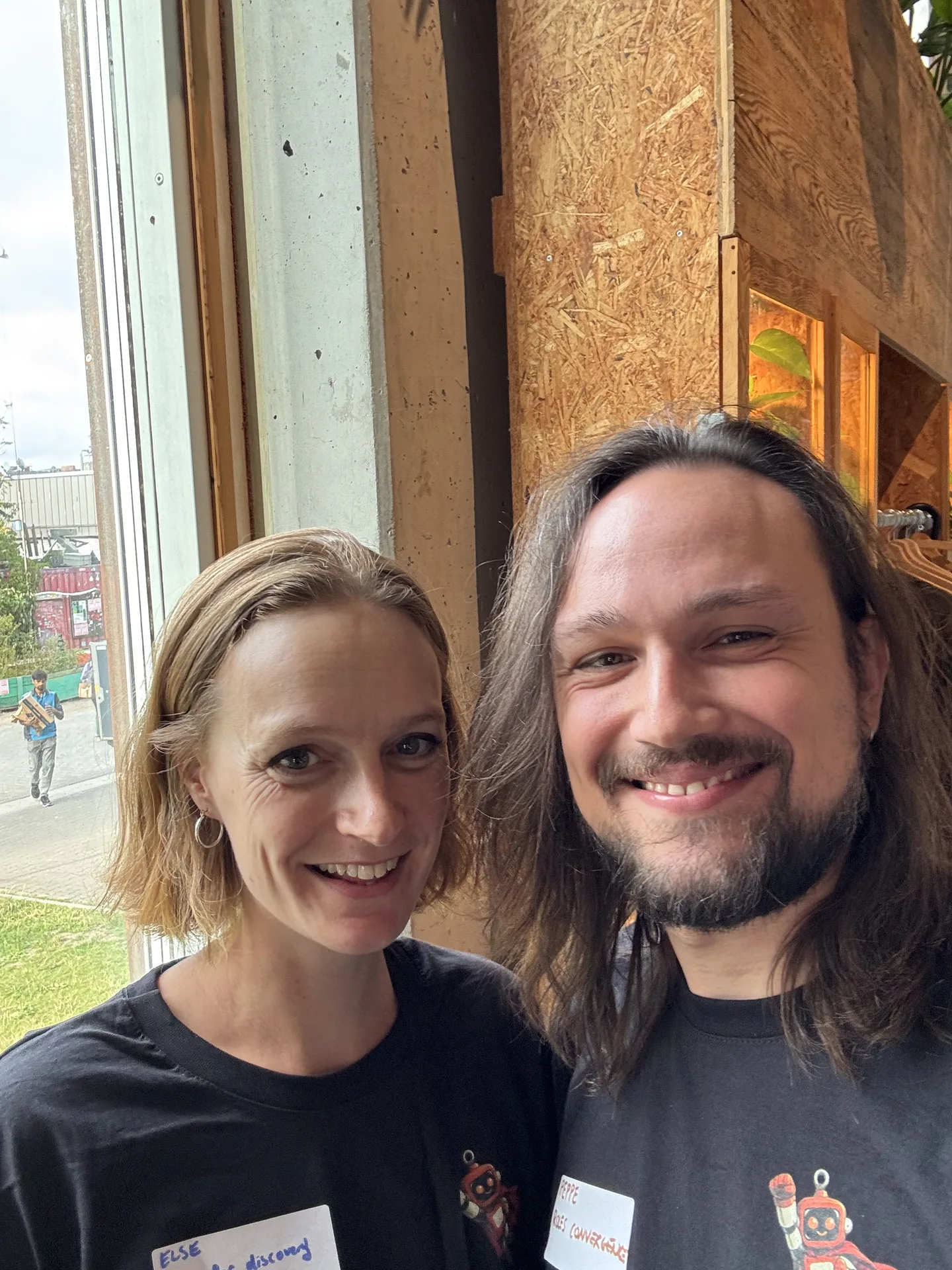 Else and Peppe smiling for a selfie at the venue